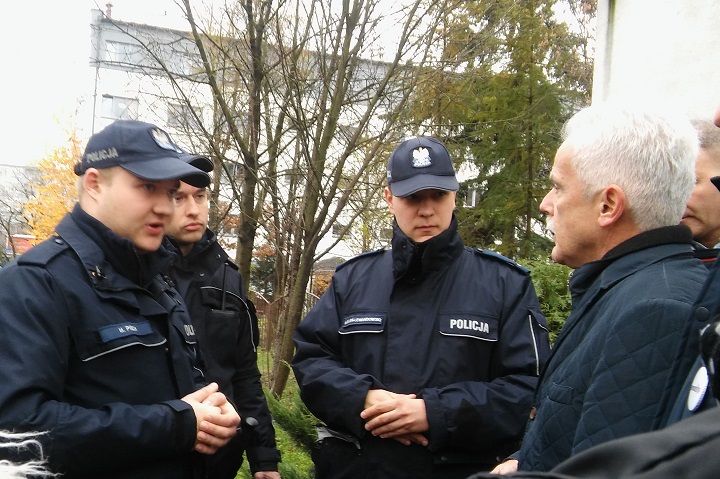 Interweniujący policjanci i wspierający nas poseł Huskowski
