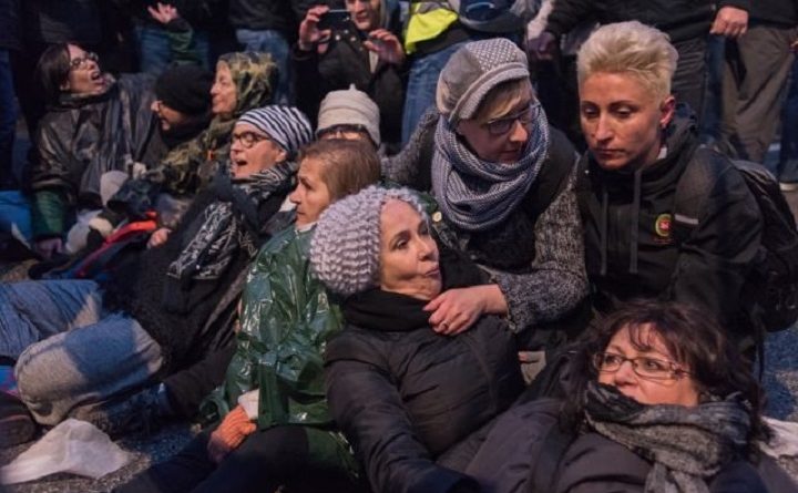 Kobiety protestuja na Moście Poniatowskiego