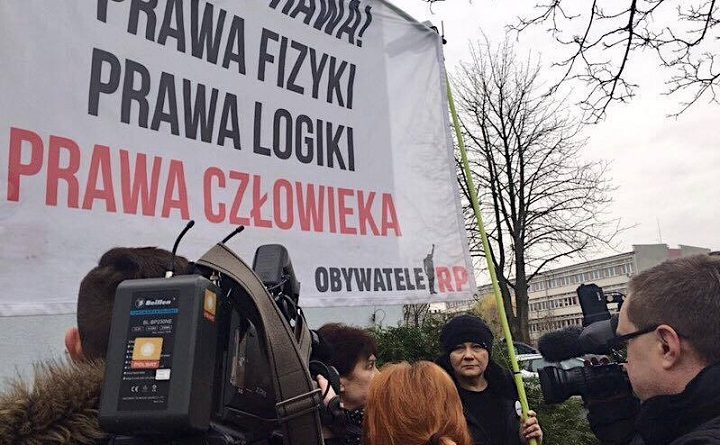 Obywatele RP pikietują przed komisariatem przy ul. Trzemeskiej we Wrocławiu