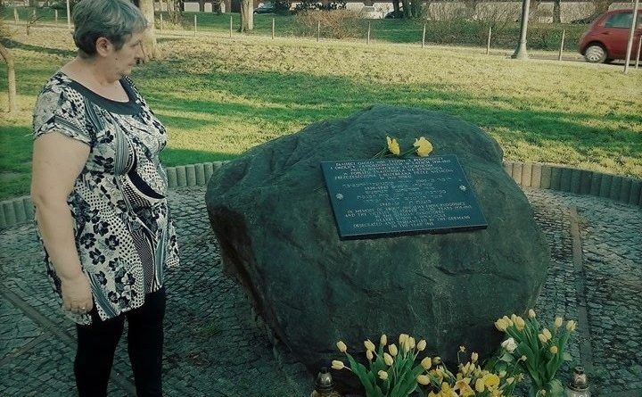 Obywatele RP skłądają kwiaty przy tablicy upamiętniającej dawnych żydowskich mieszkańców