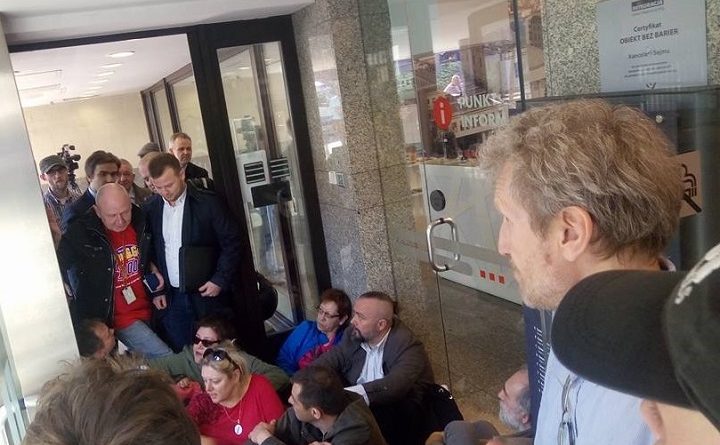 Obywatele RP okupują biuro przepustek w Sejmie