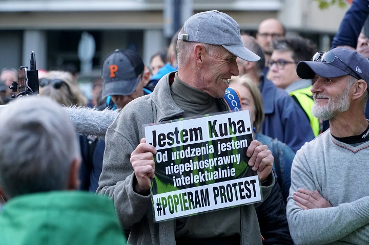 Kuba i Krzysztof, podczas jednej z pikiet wsparcia RON przed Sejmem