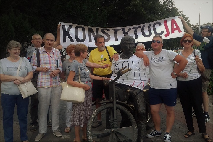 Obywatele RP i Obywatele GW 66-400 ubrali gorzowskie pomniki w koszulki z napisem „Konstytucja"