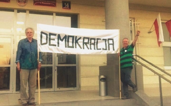 Tadeusz Szumowski i Piotr Leśniewski pikietują przed sądem w Piasecznie