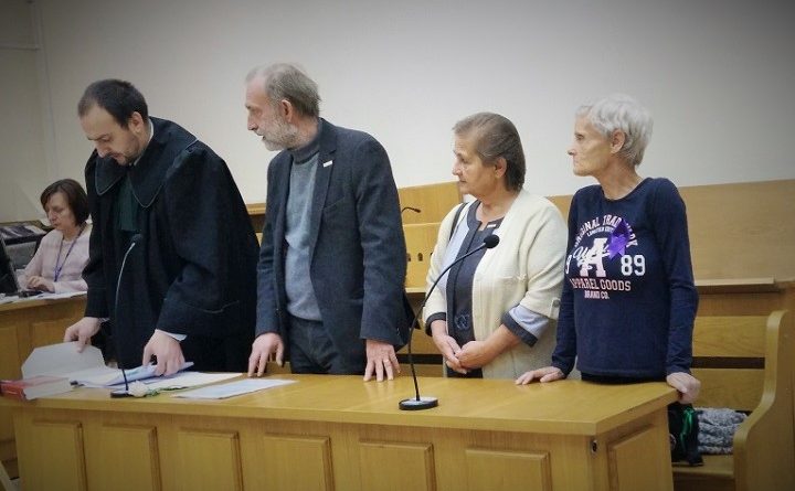 Leokadia Jung, Lucyna Łukian i Wojciech Kinasiewicz na sali sądowej