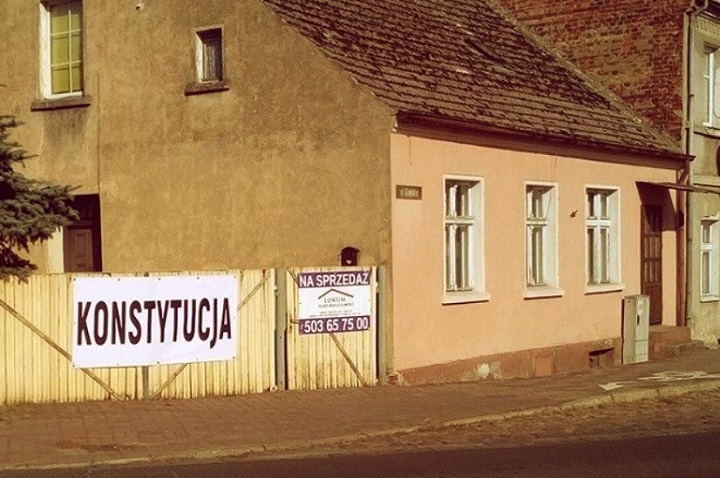 Napis "Konstytucja" w Sulęcinie
