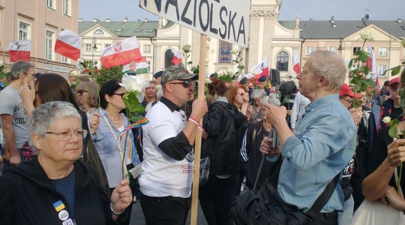 1 sierpnia z białymi różami przed Pomnikiem Powstania Warszawskiego