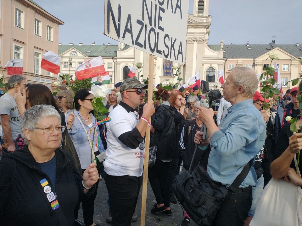 1 sierpnia z białymi różami przed Pomnikiem Powstania Warszawskiego